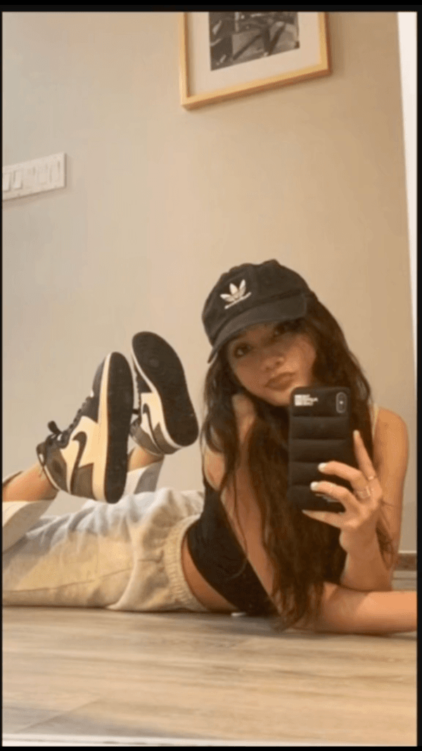 Sneaker Pose π