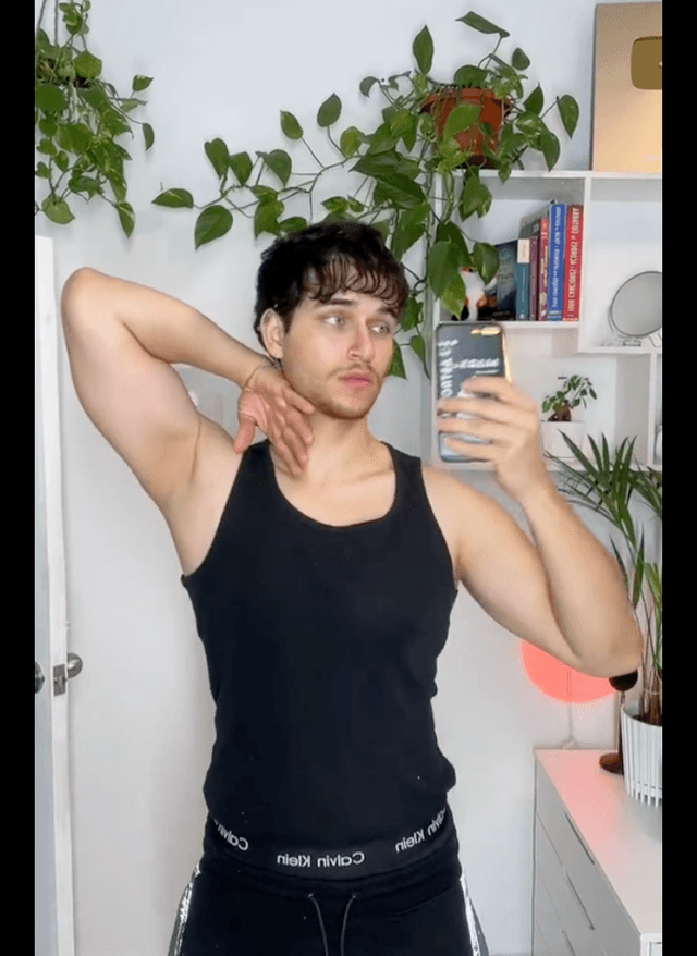 "Model Pose ๐ธ"