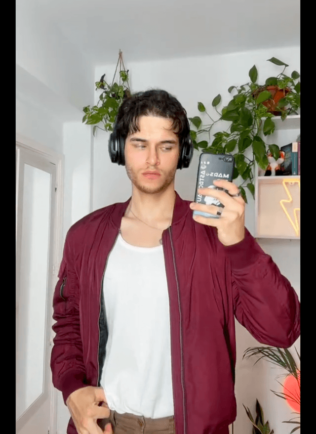 Headphone Vibes ๐ง